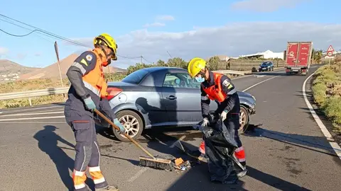 Imagen de la actuación de los bomberos este lunes por la mañana.