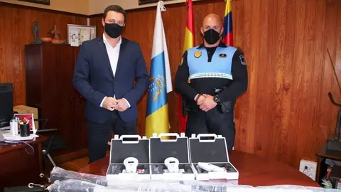 Oscar Noda junto a un representante de la Policia Local.