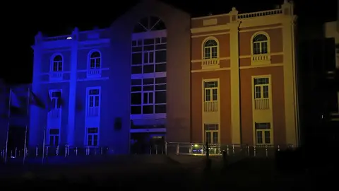 Cabildo iluminado con los colores de la bandera de Ucrania.
