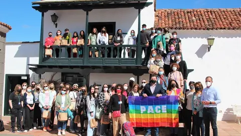 Óscar Noda junto a los treinta y tres estudiantes y once profesores visitantes.