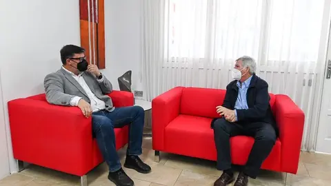 El alcalde de San Bartolomé, Isidro Pérez, con el viceconsejero regional Leopoldo Díaz.
