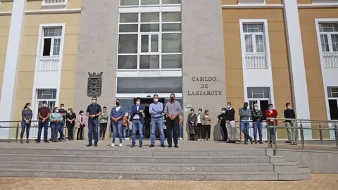 Imagen de los representantes del Cabildo durante el silencio.