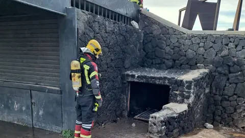 Imagen de los bomberos una vez que habían sofocado el incendio