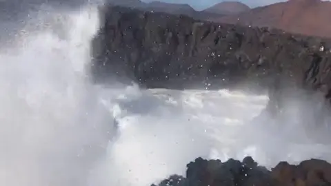 Imagen de cómo entran ya las olas este domingo por la zona de Los Hervideros. 