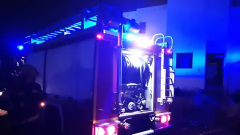 Imagen de la actuación de los bomberos en la vivienda quemada.