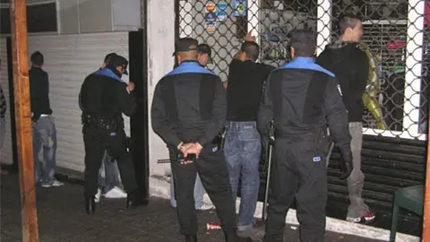 Imagen de archivo de una actuación de la Policía Local en la zona del Centro Comercial Atlántico.