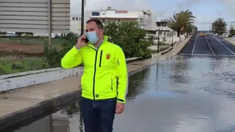 Jacobo Medina en la zona que se inunda.
