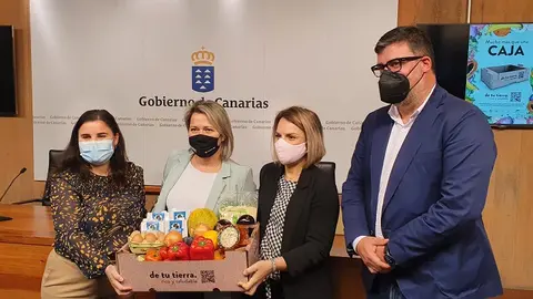 Isidro Pérez realizando la entrega de cestas con alimentos saludables y de kilómetro cero.
