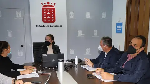 María Dolores Corujo junto al Consejo de Gobierno.