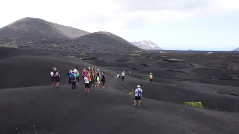 Imagen de archivo de personas haciendo senderismo.