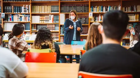 Astrid Pérez en su reunión con los estudiantes de 4º de la ESO del Blas Cabrera.