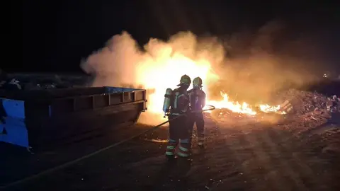 Momento de la actuación de los bomberos
