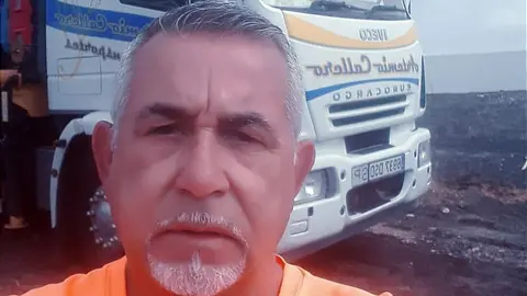 Artemio Callero junto a su camión en una jornada de trabajo