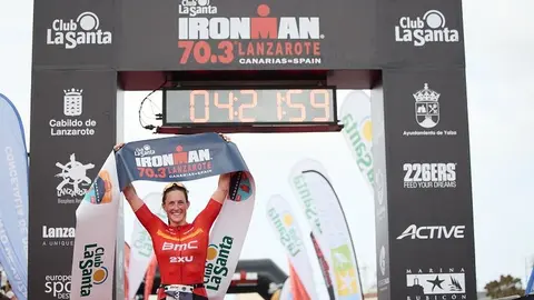 Imagen de la ganadora de la prueba entrando en meta