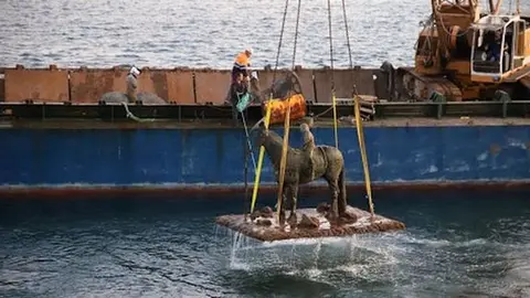 Imagen de la costosa y aparatosa  maniobra que se tuvo que hacer para retirar las esculturas de Jason  Decaires.