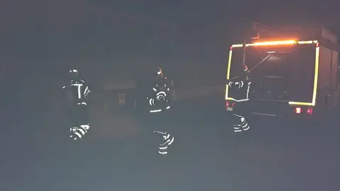 Los bomberos extinguen el incendio de dos contenedores en la cale El isleño.