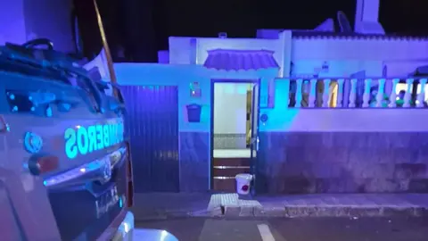 Los bomberos sofocan el incendio eléctrico provocado en una vivienda de Playa Honda.