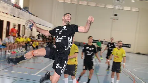 Imagen de un encuentro del Gourmet Ampate Lanzarote disputado en el pabellón IES Blas Cabrera Felipe.