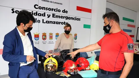Marcos Bergaz junto al material del consorcio para Ucrania.