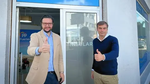 Fernando Enseñat y Sergio Ramos en la sede del Partido Popular de Fuerteventura.