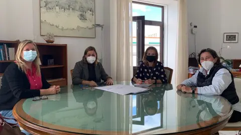 Imagen de la reunión que mantuvieron este lunes las representantes del empresariado turístico y la alcaldesa de Arrecife.