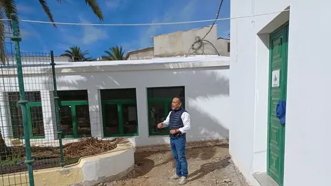 Víctor Robayna en las obras para la adecuación de aulas.