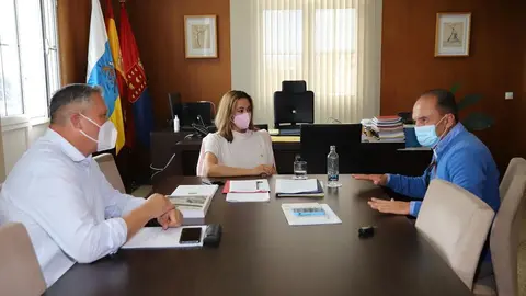 Imagen de la reunión de la presidenta del Cabildo y del consejero de Obras con el alcalde de Tinajo.