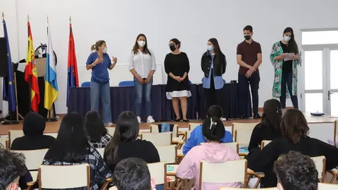 Myriam Barros junto a la directora de la Escuela de Jóvenes Emprendedores de Lanzarote y los difentes invitados al evento.