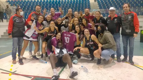 El Magec Tías “Contra la Violencia de Género” tras su victoria contra el HGB Ausarta Barakaldo.