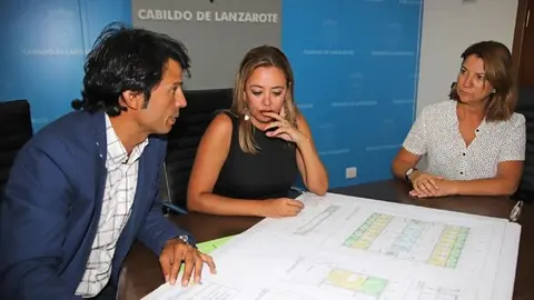 Marcos Bergaz con María Dolores Corujo e Isabel Martín en el Cabildo.