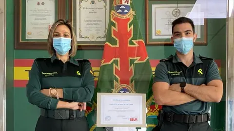 Imagen de dos de los agentes que han llevado a cabo la campaña.