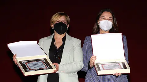 Isasbel Martín entregando reconocimientos en la gala aniversario 30 Años de la Asociación El Cribo.