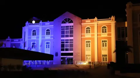 Imagen del Cabildo con la iluminación elegida este fin de semana