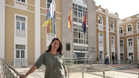 La consejera Myriam Barros junto al Cabildo de Lanzarote.