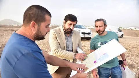 Eduardo Díaz, secretario local de Coalición Canaria en San Bartolomé, junto a los vecinos del municipio.