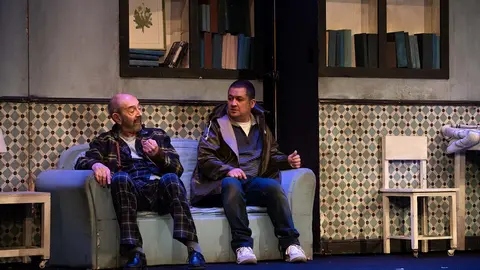 Miguel Rell&aacute;n y Secun de la Rosa durante la representaci&ntilde;on de la obra de teatro Los Asquerosos.