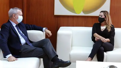 María Dolores Corujo reunida con Sebastián Franquis en el Cabildo de Lanzarote.