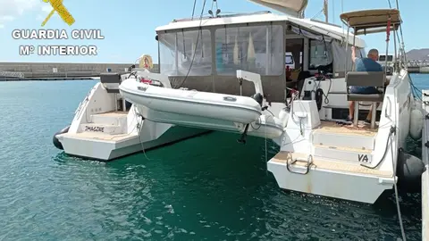 Catamarán rescatado por la Guardia Civil.