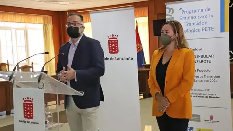 Jorge Peñas con la presidenta del Cabildo, María Dolores Corujo.