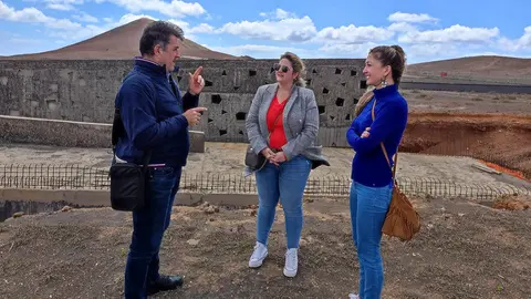Verónica Meseguer junto al yacimiento de Zonzamas.