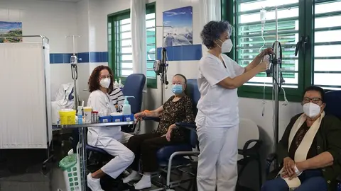 Enfermeras realizando los diferentes cuidados a pacientes del Hospital de Día.