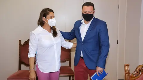 Myriam Barros junto a Oscar Noda en el Ayuntamiento de Yaiza.