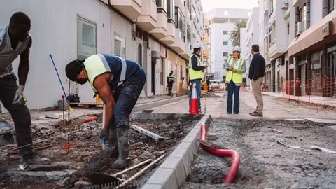 Astrid Pérez y Eduardo Placeres en las obras de la calle El Greco.