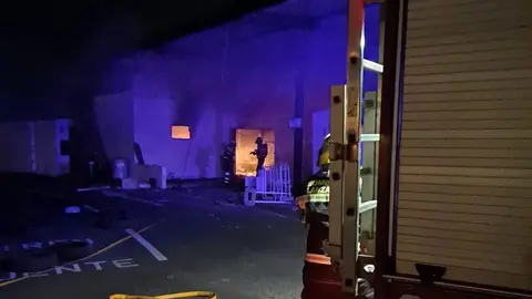 Actuación de los bomberos en el incendio de una gasolinera abandonada en San Francisco Javier.