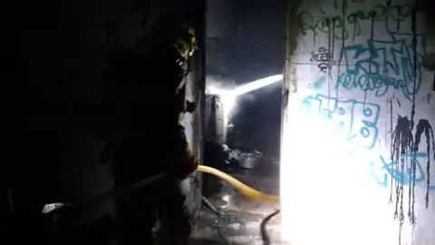 Los bomberos actúan en el incendio de un barracón en Costa Teguise.