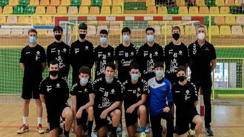 Jugadores del San José Obrero juvenil y su técnico en la cancha de Balonmano Gáldar.