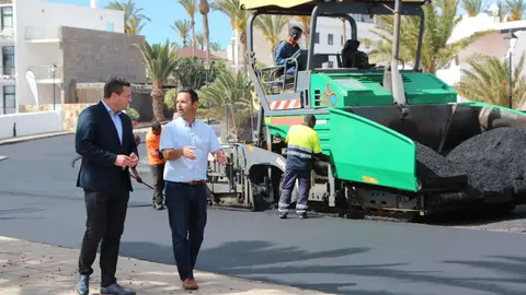 El alcalde y el concejal de Obras supervisando uno de los trabajos que se están haciendo en el municipio.