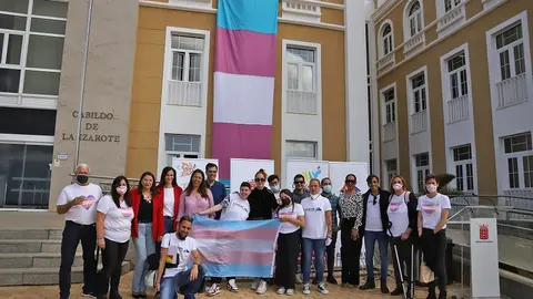 Representantes del Cabildo junto a las asociaciones Chrysallis Canarias, LanzaEntiende y Lánzate en la celebración del día de Visibilidad Trans.