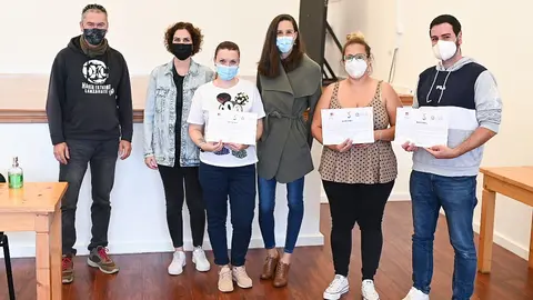 Alumnos del curso “Acompañamiento a personas mayores”  recibiendo sus diplomas.