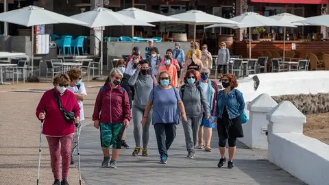 Ciudadanos del municipio participando en el paseo saludable por la avenida de Playa Honda.